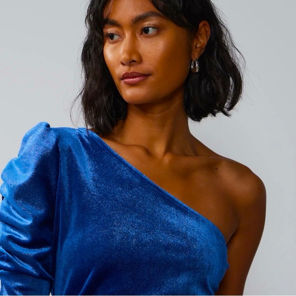 Oh-la-la velvet one shoulder long sleeve top in the prettiest shade of blue.
